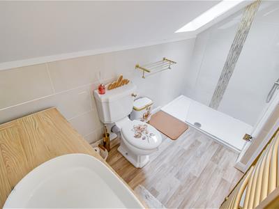 EN SUITE SHOWER ROOM/W.C.